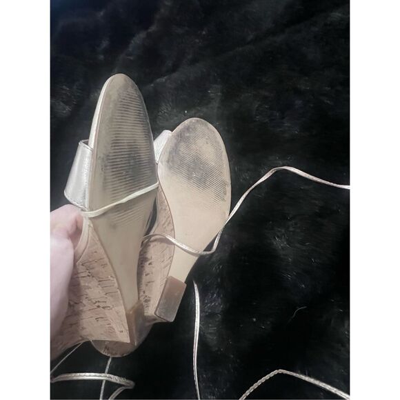 Lilly Pulitzer Gold Metallic Casey Wedge Shoe Size 9 m strappy gladiator - Picture 6 of 6